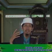 Gus Wadud Tanya Jawab Hukum Mencium Tangan Ulama